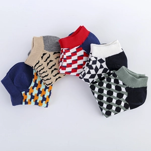 Set di 5 paia di calze uomo in cotone con baffi e motivi geometrici su sfondo bianco puro