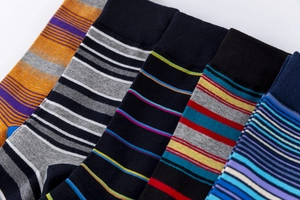 Dettaglio di calze in cotone a righe colorate con vari motivi vivaci e multipack