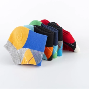 Five-pack of men's low-cut cotton socks with colorful argyle geometric pattern design