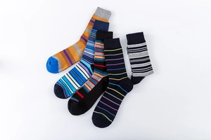 Dettaglio di cinque paia di calze di cotone a righe colorate in una disposizione a ventaglio
