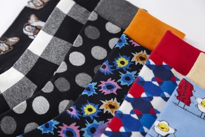 Détails de chaussettes en coton colorées avec motifs de chiens, carreaux et icônes