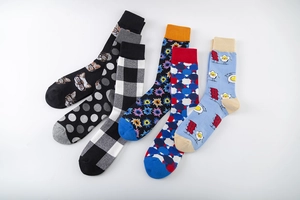 Vue à plat de chaussettes en coton colorées aux motifs d'animaux, de pois et géométriques