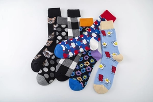 Détail de lot de 6 paires de chaussettes en coton avec motifs chat, pois et géométriques