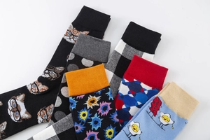 Gros plan détaillé de chaussettes en coton colorées aux motifs géométriques et imprimés