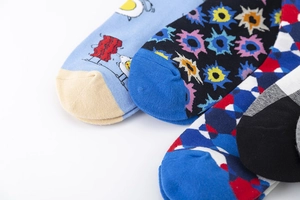 Détails de chaussettes colorées avec motifs d'œufs au plat et motifs géométriques