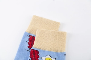 Détail de l'ourlet élastique et des motifs mignons d'œufs au plat et de bacon