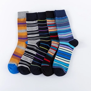 Cinque paia di calze da uomo con strisce colorate classiche e polsini a costine su bianco