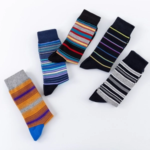 Cinque paia di calze a righe in cotone per uomo e donna in varie combinazioni di colori vivaci