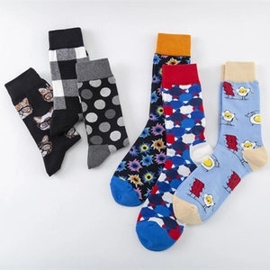 Lot de 6 chaussettes en coton colorées avec motifs chat, géométriques et nourriture sur fond blanc