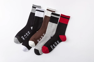 Détail de cinq paires de chaussettes de sport en coton avec rayures aux poignets