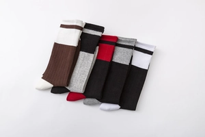 Détail de cinq paires de chaussettes en coton côtelé avec des motifs à rayures de sport variés