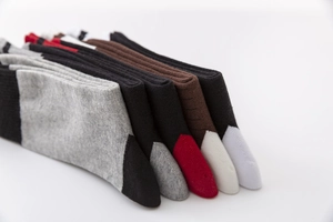 Détail de chaussettes en coton pour hommes avec pointe contrastée et bord-côte élastique
