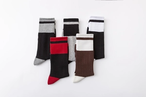 Cinq paires de chaussettes de sport en coton colorées avec poignets côtelés rayés