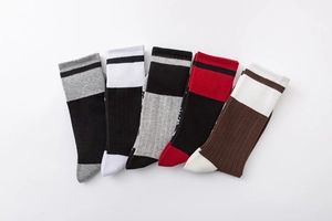 Lot de cinq chaussettes de sport mi-hautes avec bords côtelés et doubles rayures style