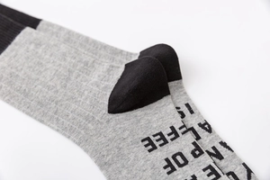 Gros plan de chaussettes de sport en coton avec talon renforcé et motifs de lettres tricotés