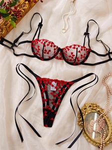 Détail de la broderie cœur sur l'ensemble soutien-gorge en tulle noir à lanières