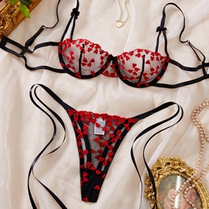 Ensemble lingerie en dentelle sexy avec broderie cœur rouge et tissu résille noir