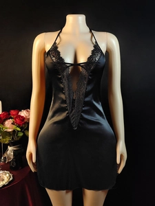 Dettaglio di camicia da notte in raso nero con pizzo e profondo scollo a V sexy