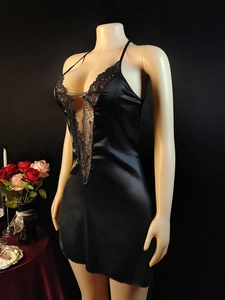 Dettaglio ravvicinato di pizzo nero e tessuto satinato su una camicia da notte sexy