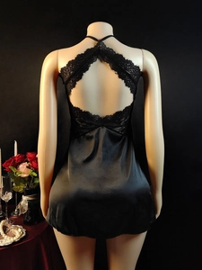 Vista dettagliata del retro di una camicia da notte in raso con pizzo e scollo a cavezza