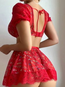 Dettaglio del set in mesh floreale rosso con pizzo a ciglia e nastro sulla schiena