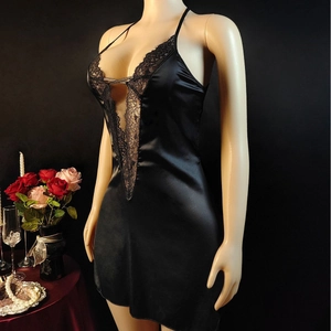 Sexy camicia da notte in raso nero con scollo a V profondo, pizzo e allacciatura
