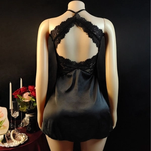 Camicia da notte sexy in raso nero con schiena scoperta e pizzo floreale raffinato