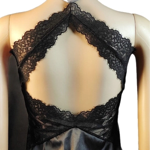 Camicia da notte sexy nera con schiena scoperta, pizzo a ciglia e finitura in raso