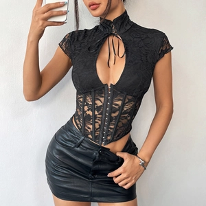 Détail du haut en dentelle noire évidée avec col montant et laçage frontal élégant