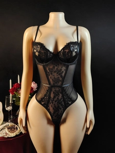 Dettaglio bodysuit in pizzo nero con mesh floreale e coppe con ferretto