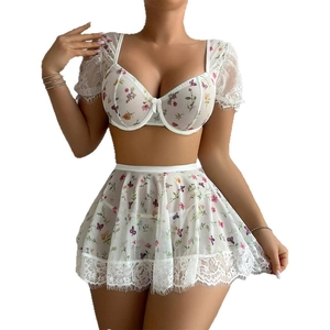Set pigiama sexy in 2 pezzi in pizzo bianco a fiori con top in mesh e gonna da donna