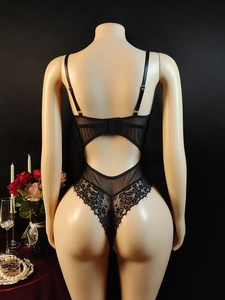 Dettaglio posteriore del body sexy in pizzo nero con schiena scoperta e rete trasparente