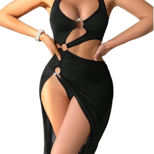 Robe en maille noire moulante avec licou, découpes et fente latérale haute sexy