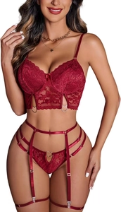 Détail d'un ensemble de lingerie en dentelle bordeaux avec anneaux cœurs et jarretelles