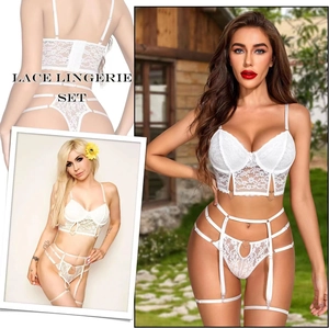 Détail de l'ensemble lingerie en dentelle florale blanche avec porte-jarretelles et anneaux