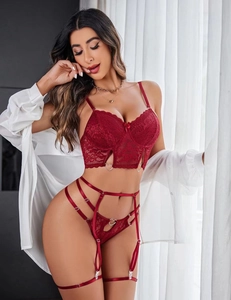 Détail de lingerie en dentelle rouge avec boucles de cœur et porte-jarretelles
