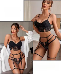 Détail d'un ensemble de lingerie en dentelle noire avec boucles en cœur et porte-jarretelles