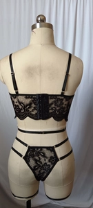 Vue arrière d'un ensemble de lingerie en dentelle noire avec motifs floraux fins