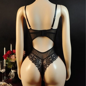 Body in pizzo nero con spalline regolabili e design con schiena scoperta da donna