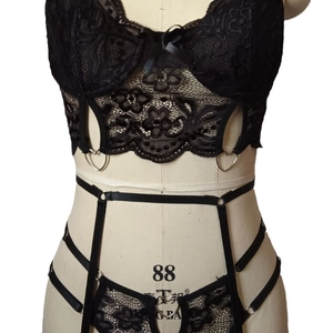 Ensemble lingerie en dentelle noire avec porte-jarretelles et anneaux en cœur