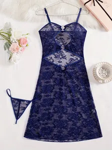 Détails d'un ensemble de lingerie en dentelle bleu foncé avec motifs floraux et anneaux