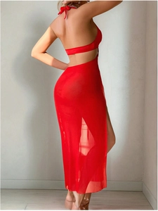 Détail de la robe de lingerie rouge dos nu avec fente haute et découpe à la taille