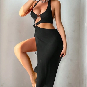 Robe de plage licou noire chic avec découpes, anneau métallique et fente latérale haute