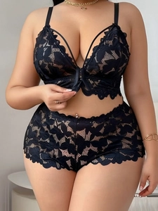 Détail d'un ensemble de lingerie en dentelle noire avec soutien-gorge licou et culotte