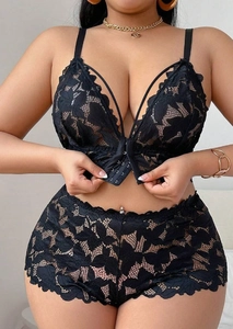 Détail d'un ensemble de lingerie en dentelle noire avec soutien-gorge à boucle avant et culotte
