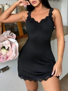 Gros plan sur la nuisette en soie noire avec dentelle délicate et buste plissé chic