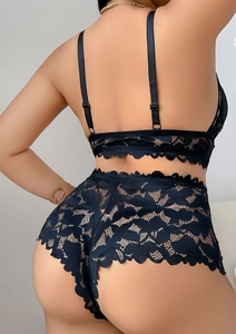 Vue détaillée du dos d'un ensemble de lingerie en dentelle noire avec broderie florale