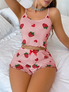 Dettaglio del set pigiama rosa a costine con motivi a fragola e bordi a lattuga