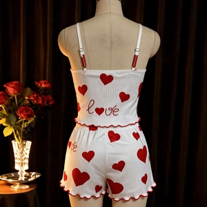 Dettaglio del pigiama bianco con cuori rossi e orlo a volant sul retro degli shorts