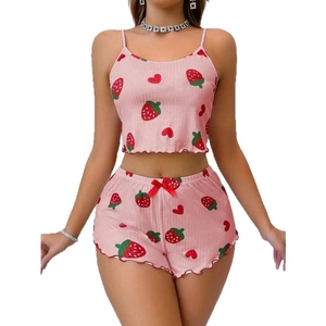 Completo pigiama rosa da donna con stampa fragole, canotta e pantaloncini a volant